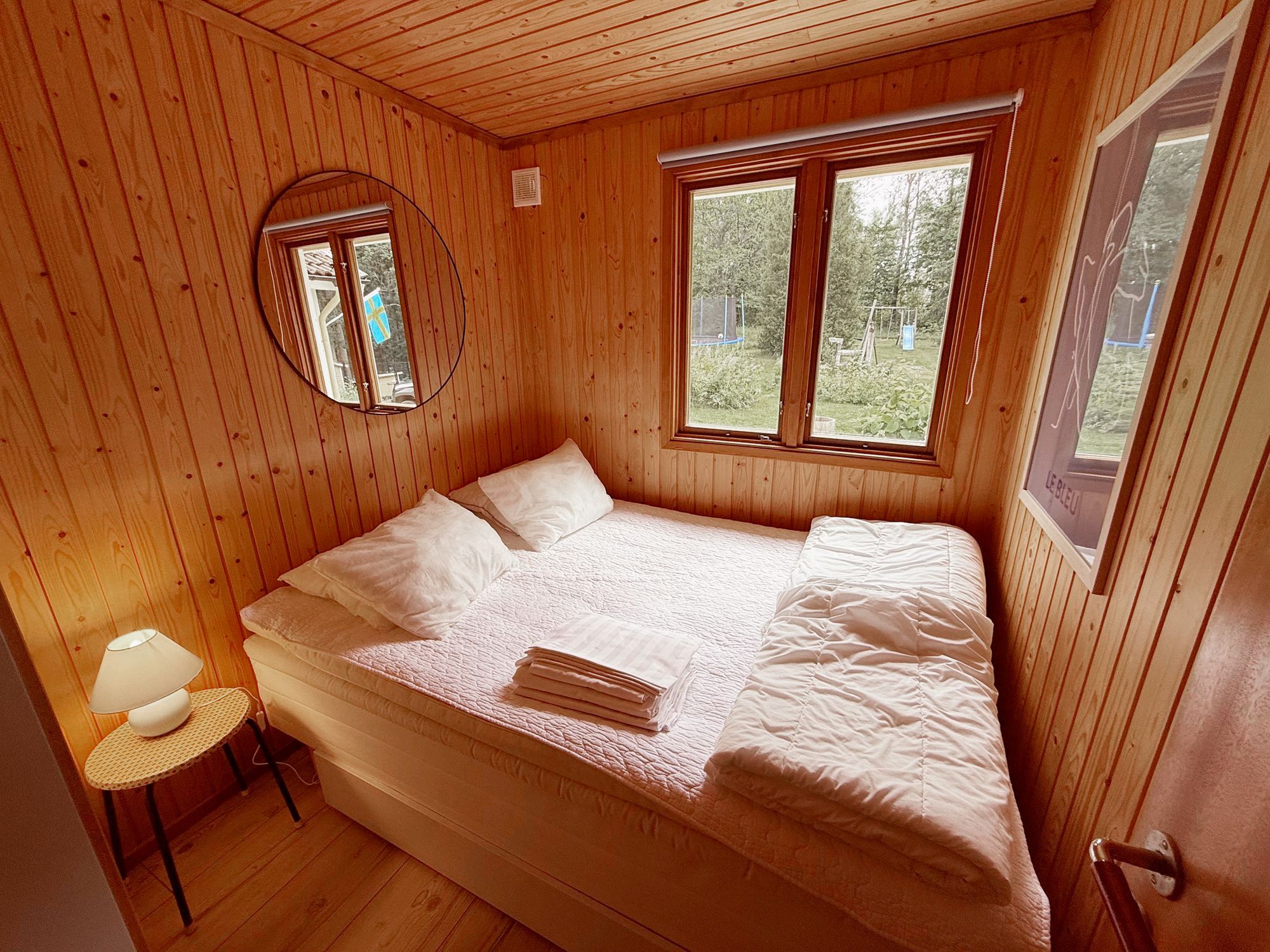 Idylliska stuga vid en sjö mitt i skogen – bild 21 av 24