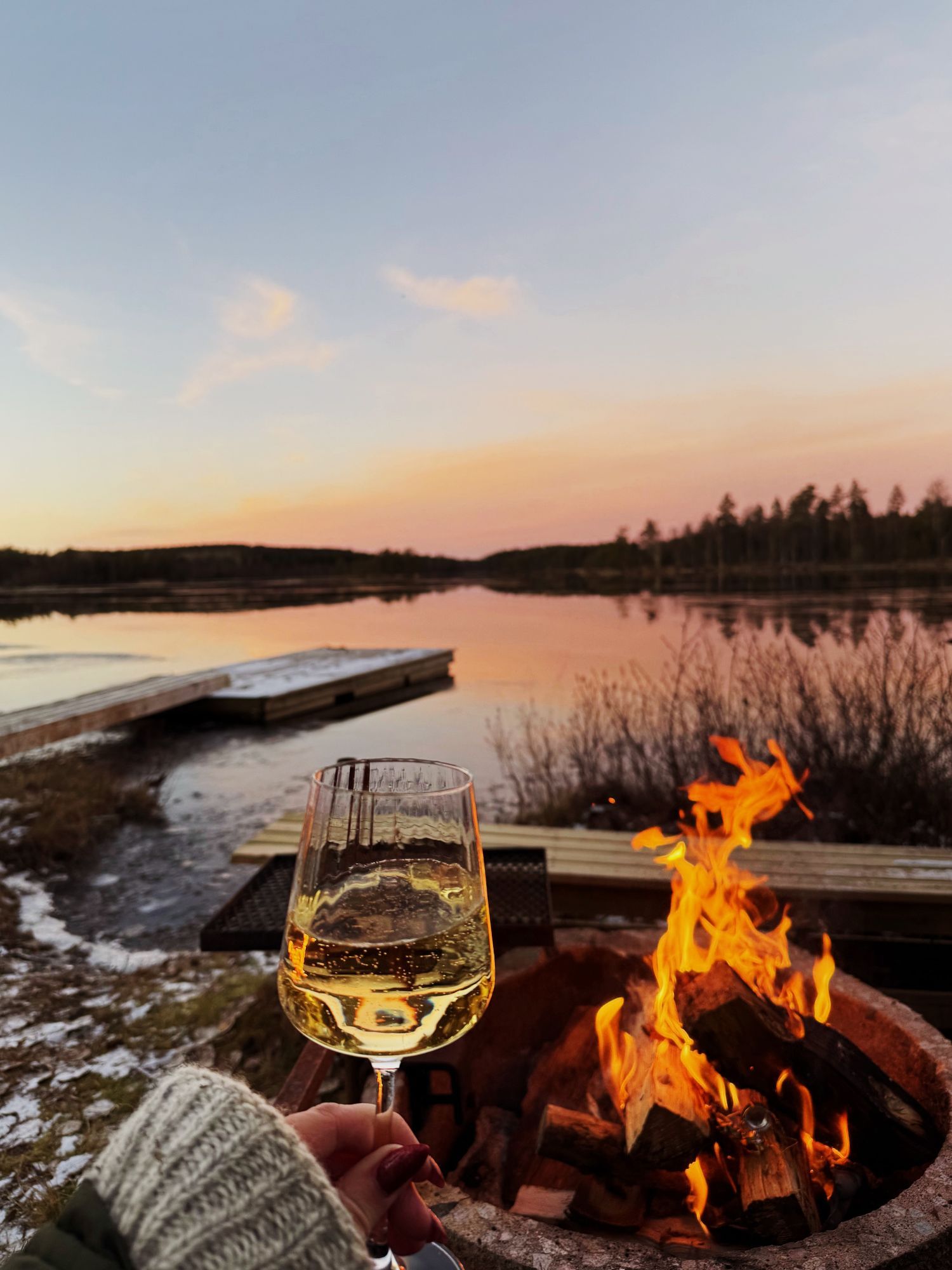 Idylliska stuga vid en sjö mitt i skogen – bild 13 av 24