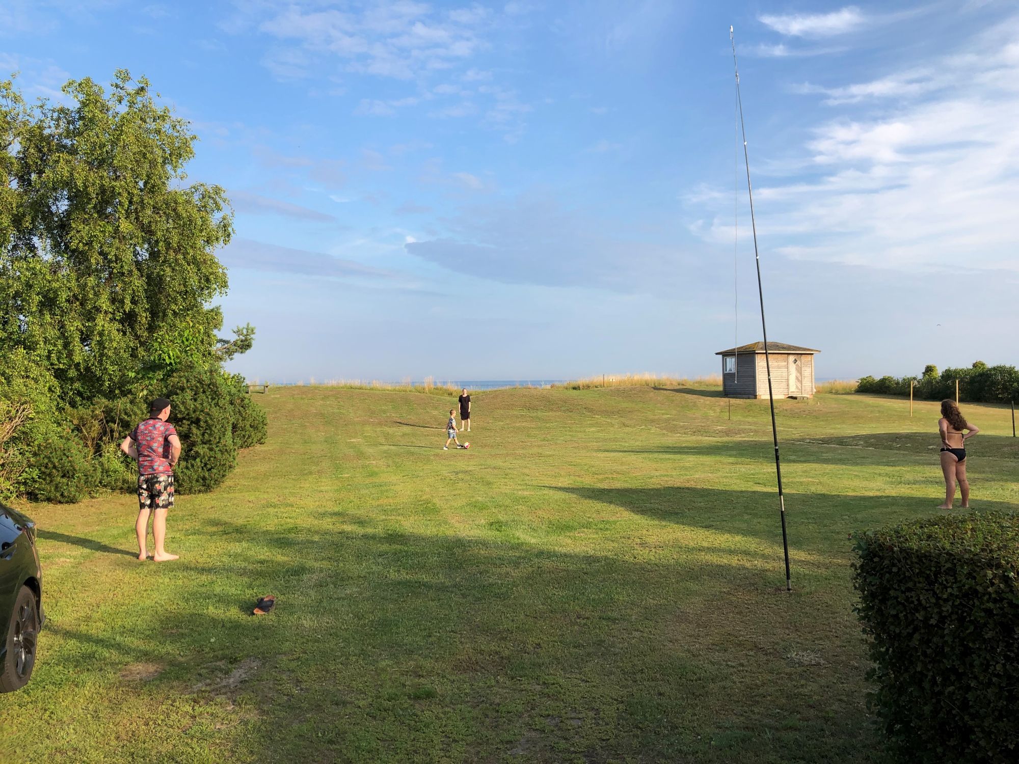 Hus i Beddingestrand med tomt ända ner till havet – bild 2 av 20