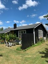 Strandnära sommarstuga i Beddingestrand uthyres