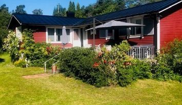 Idyllisk sommarhus med havsutsikt