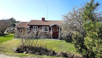 Little cottage in a quiet area, Hälleviksstrand