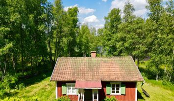 Torp med sjöläge! vedeldad bastu, kanot,fint fiske