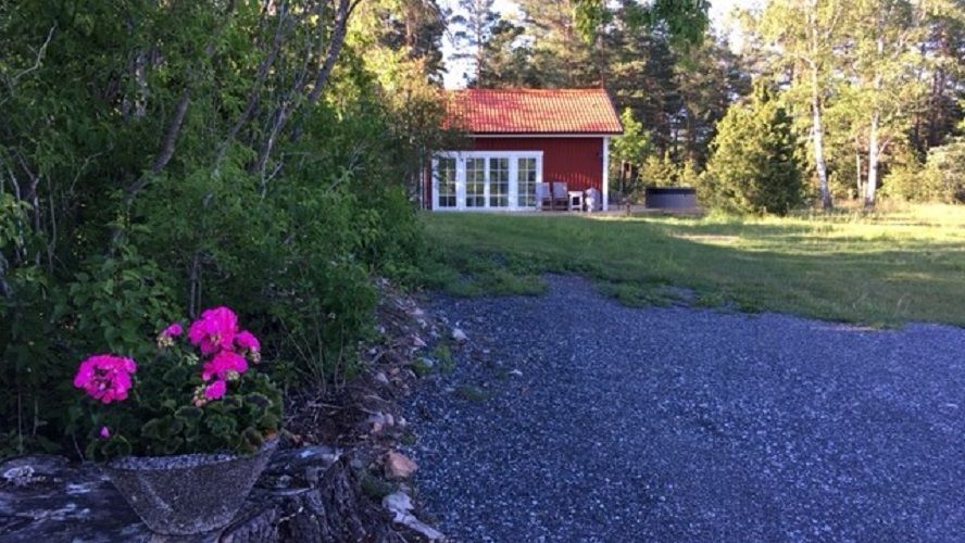 Havsnära nybyggd stuga med roddbåt. – bild 3 av 21