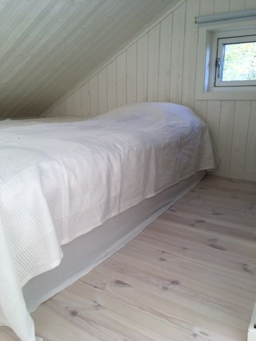 Havsnära nybyggd stuga med roddbåt. – bild 7 av 21