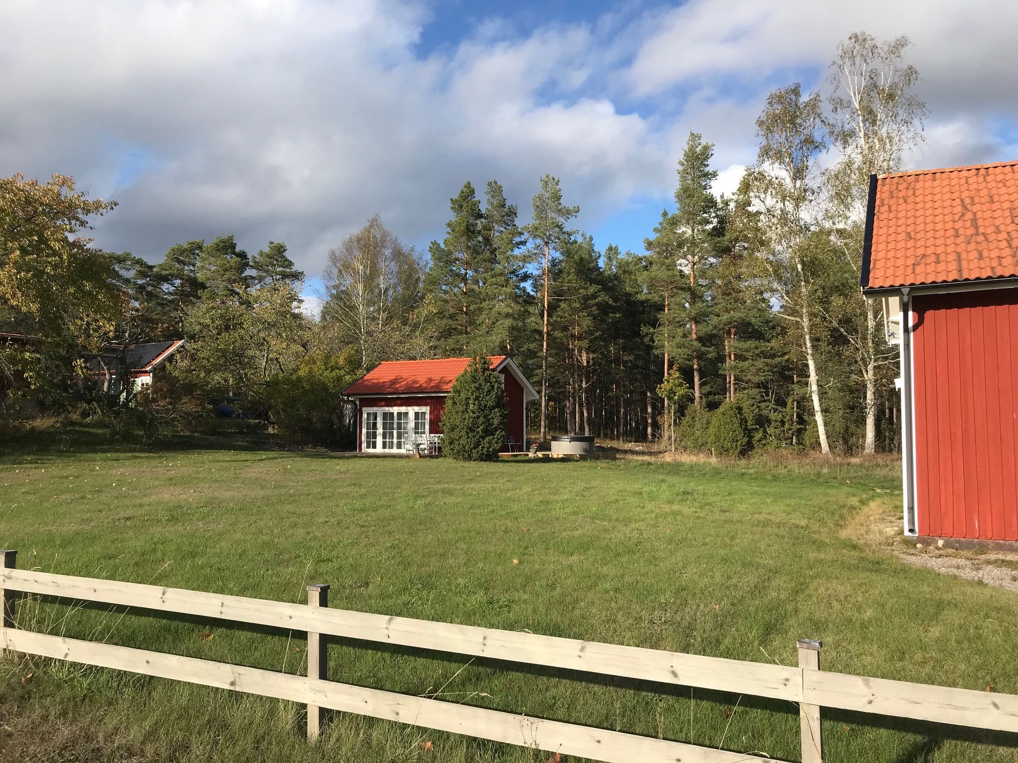Havsnära nybyggd stuga med roddbåt. – bild 10 av 21