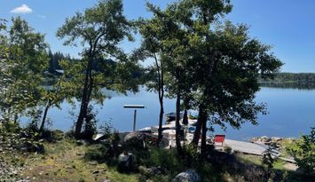 Idylliskt sommarhus på ö i skyddad skärgårdsmiljö