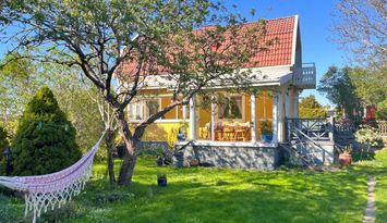 Charmigt hus i centrala Öregrund