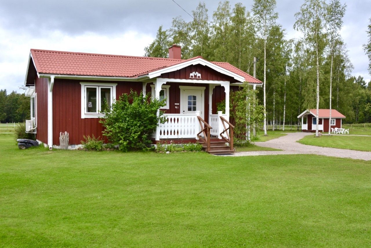 RÖD STUGA MED VITA KNUTAR