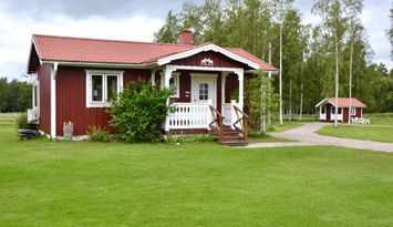 RÖD STUGA MED VITA KNUTAR