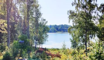 Söderläge med sjöutsikt i lugnt, naturskönt område