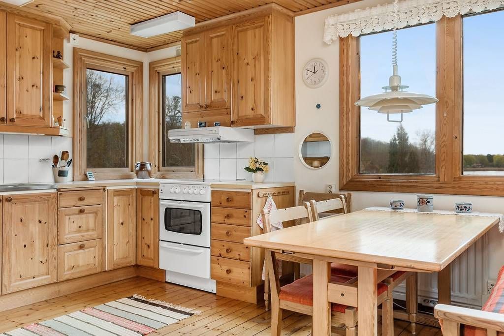 Välutrustad havsnära sommarstuga – bild 3 av 16