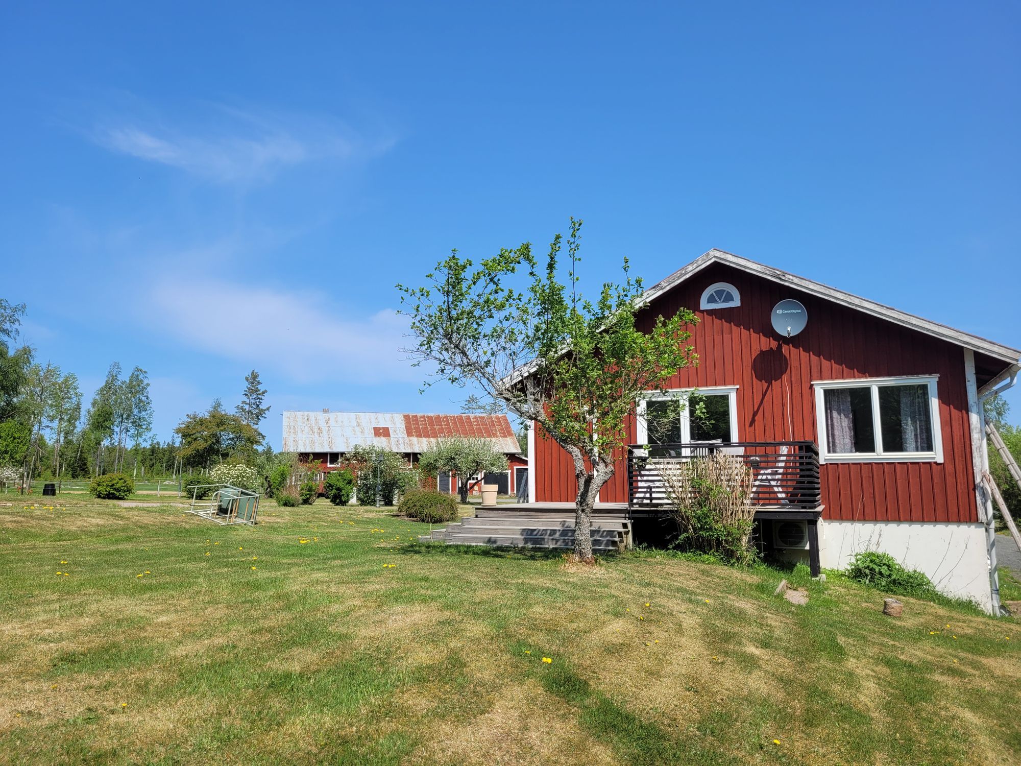 Rymligt hus på landet bredvid damm med egen brygga – bild 3 av 24