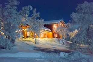 Magnificent logg cabin with grasroof