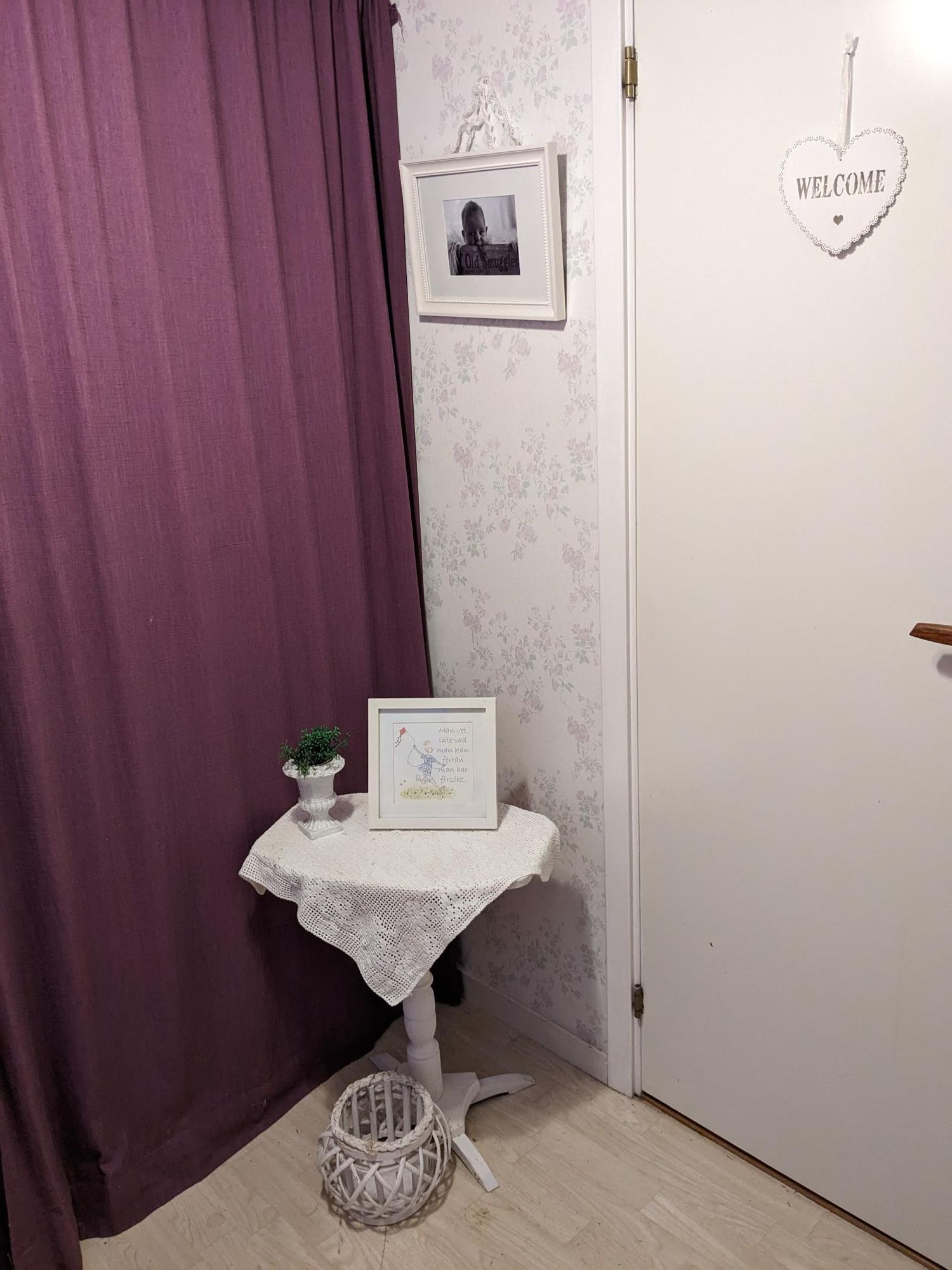 Stuga i idyllisk skogsmiljö – bild 11 av 24