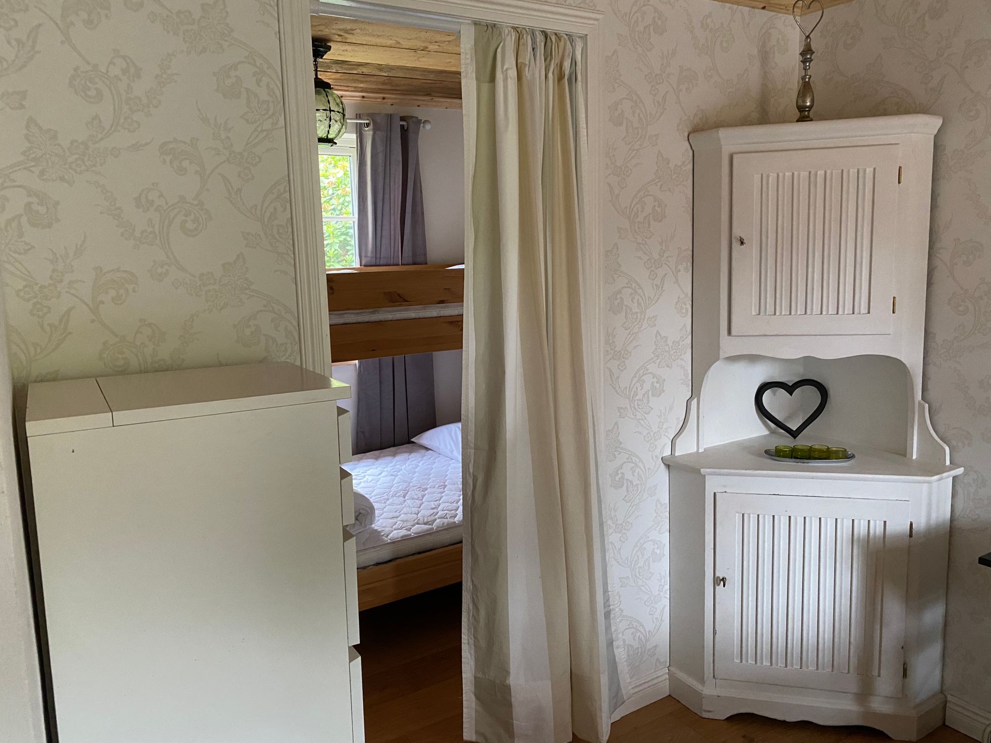 Mysig avsides stuga med närhet till sjö i Bohuslän – bild 7 av 24