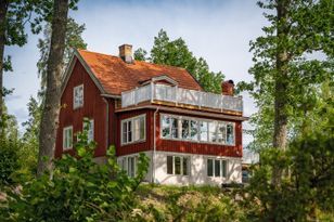 Red house at Meetingplace Henneviken