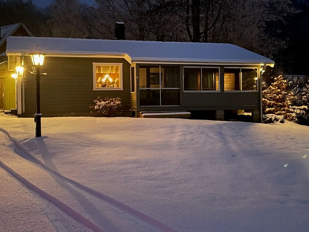 Nyrenoverad stuga i naturskönt läge.