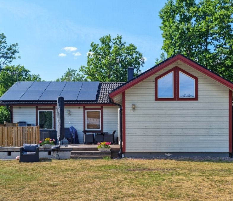 Sommarboende på halvö nära vatten