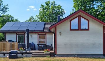 Sommarboende på halvö nära vatten