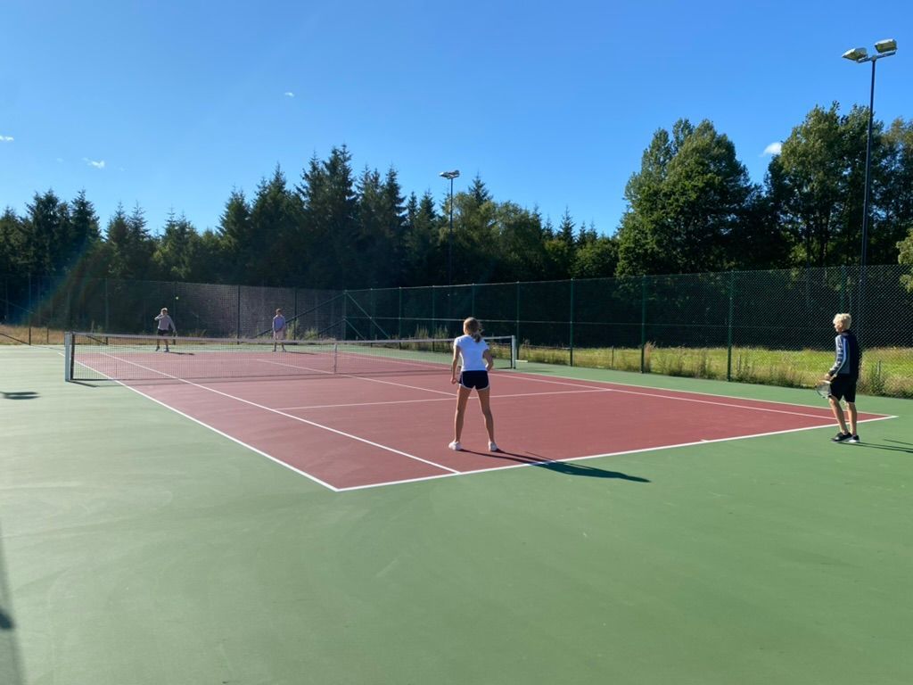 Privat sekelskiftespärla med pool och tennisbana – bild 2 av 24