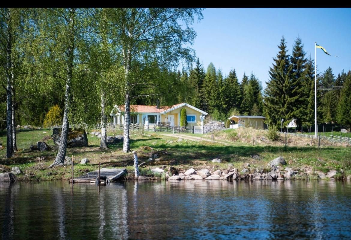 Rofylld sjönära retreat – bild 2 av 16