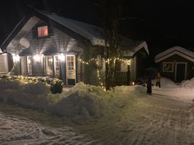 Nyrenoverad stuga med bastu mitt i Ramundberget