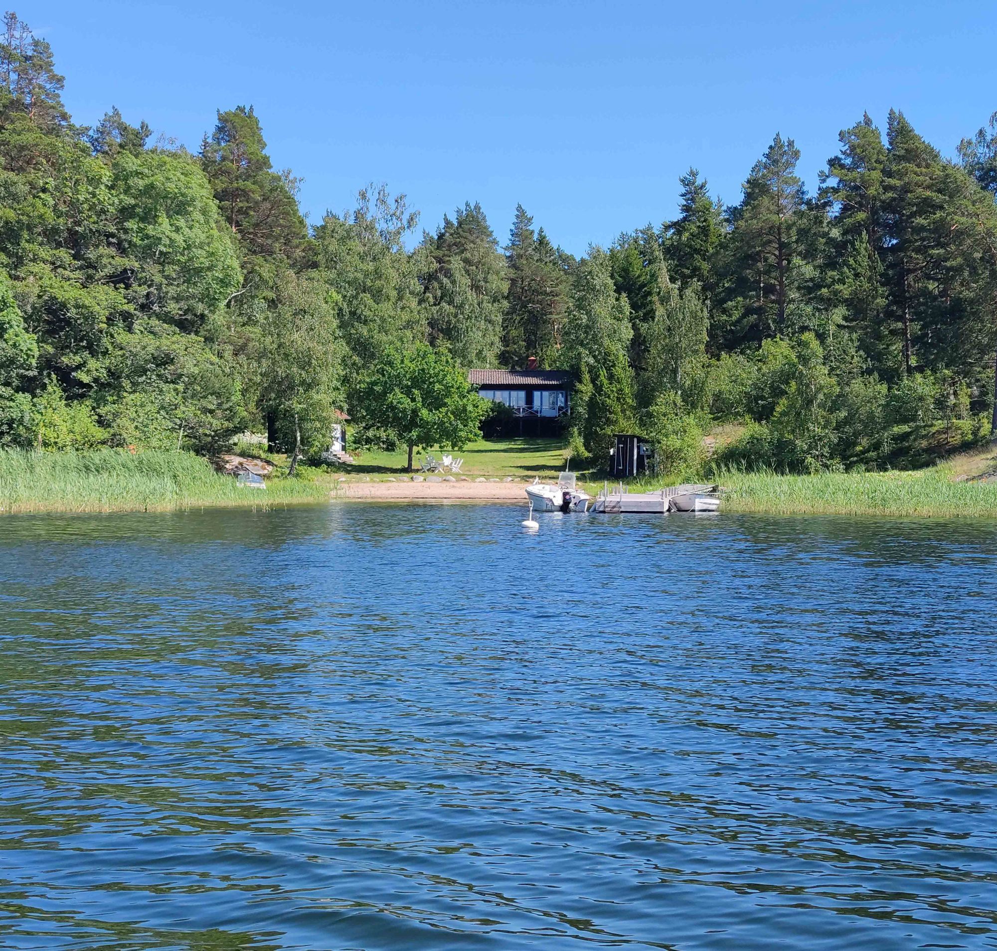 Skärgårds pärla med egen strand på ö 1 tim Sthlm