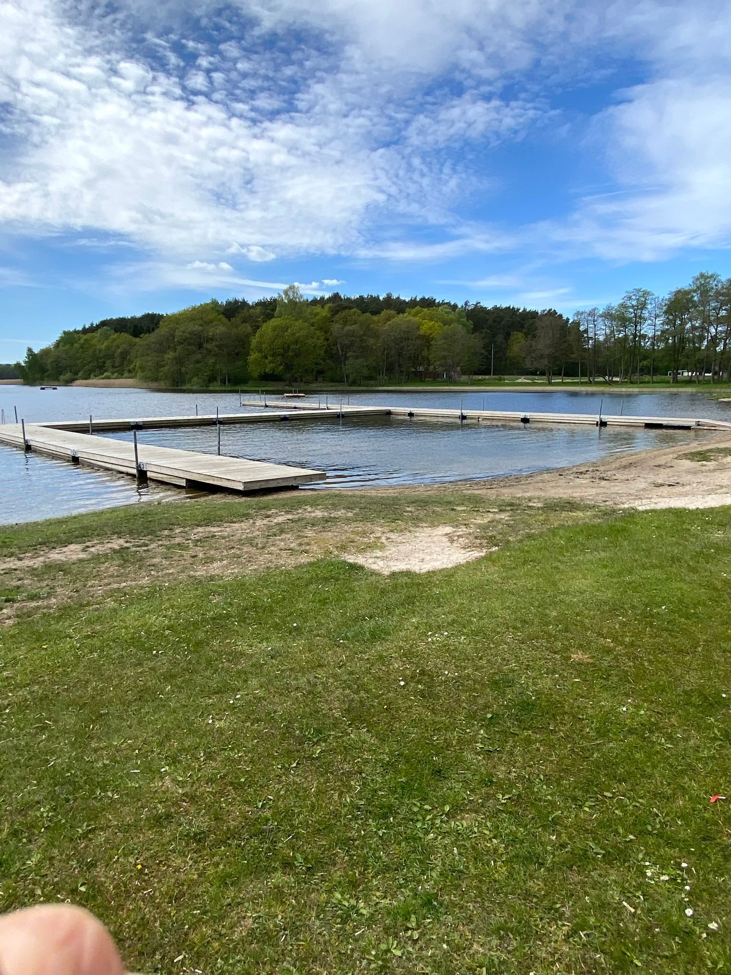 Sjönära boende mitt i skogen – bild 21 av 24