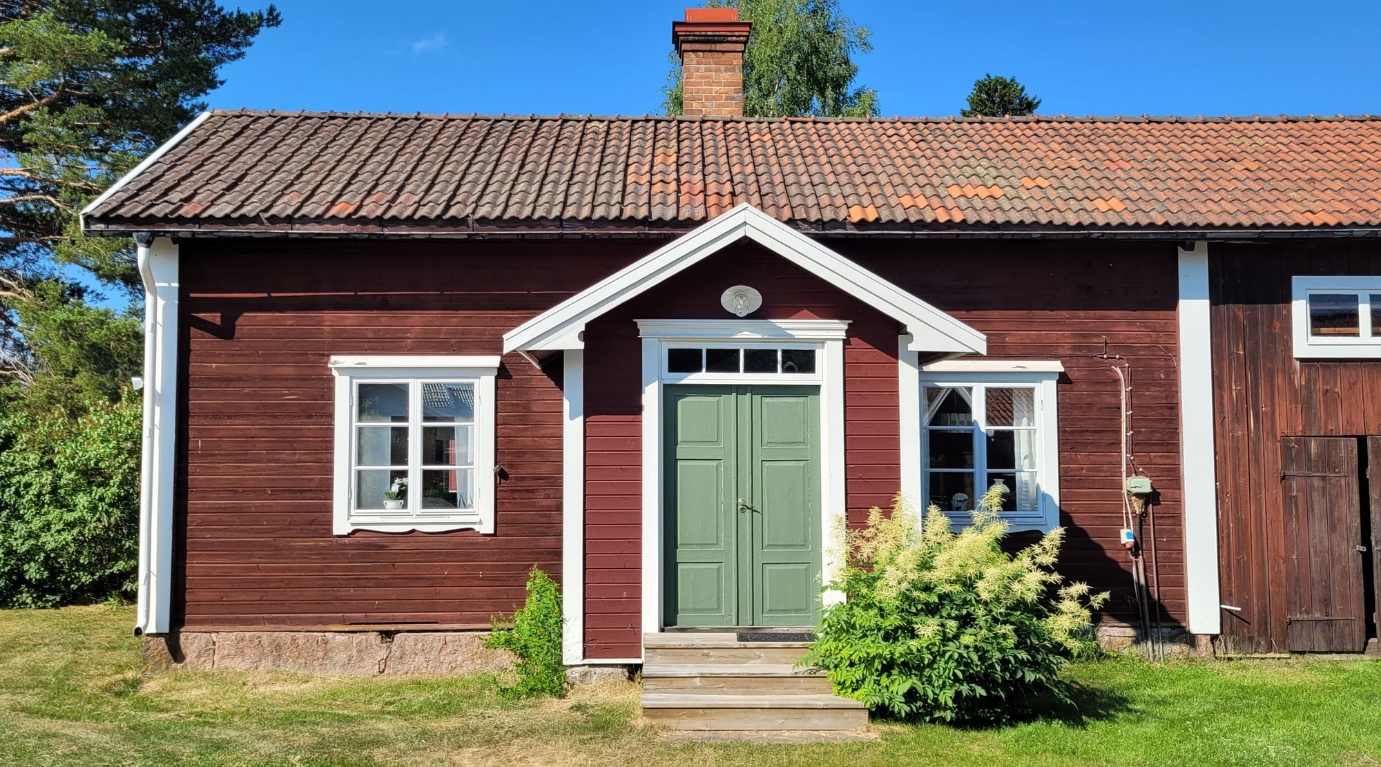 Krånggårdens gammelstuga uthyres dygns-/veckovis.