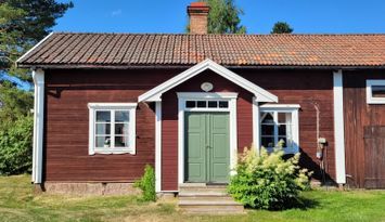 Krånggårdens gammelstuga uthyres dygns-/veckovis.