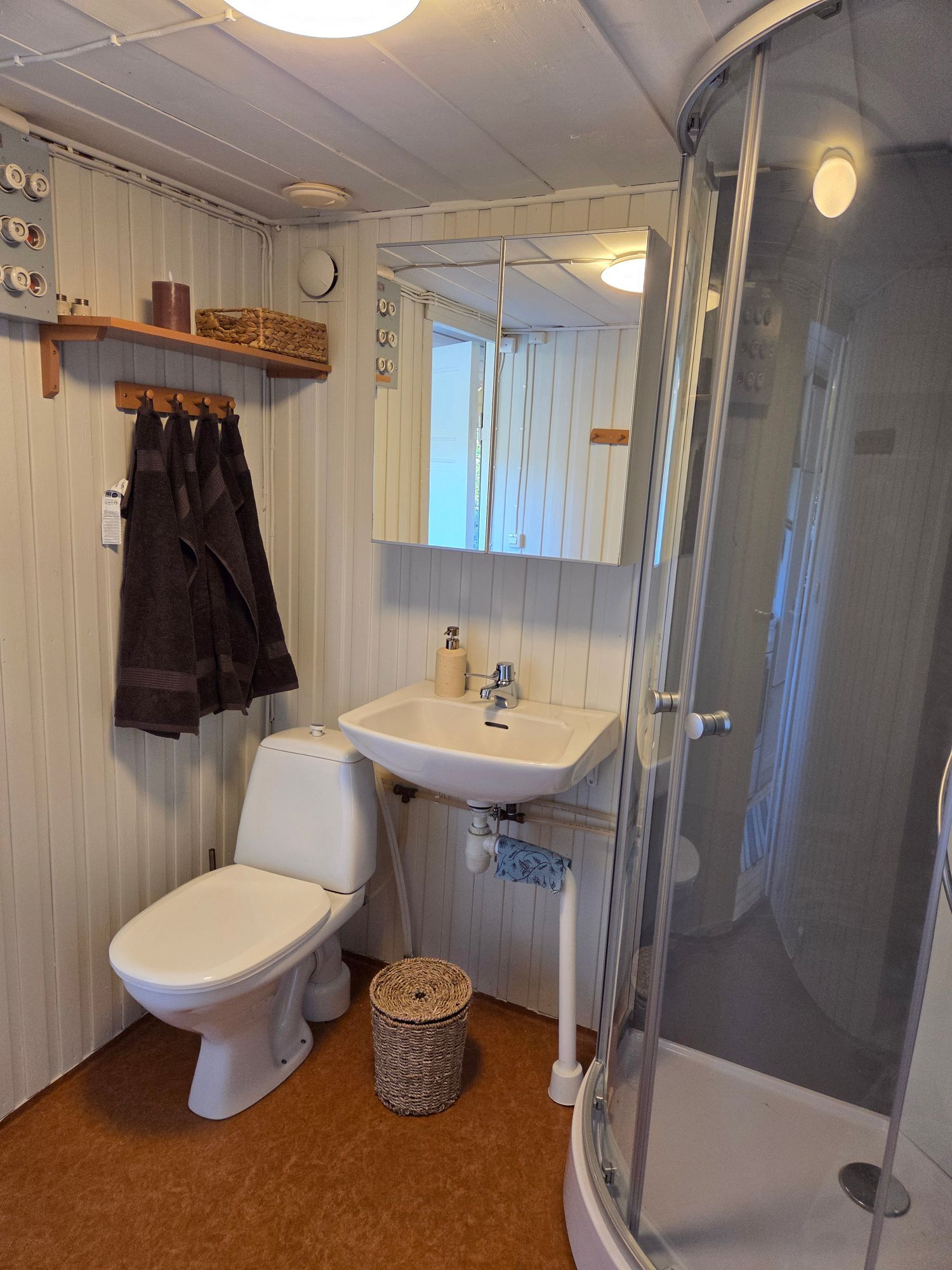 Mysig timmerstuga på gård – bild 9 av 13