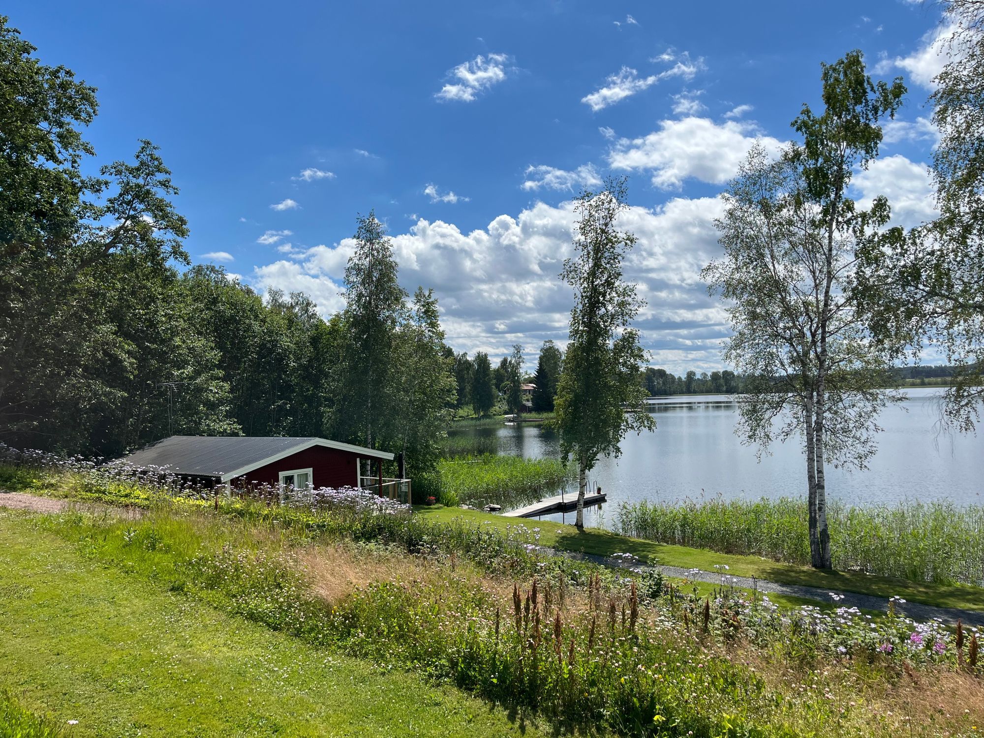 Nyrenoverad stuga i söderläge med brygga & roddbåt – bild 2 av 24