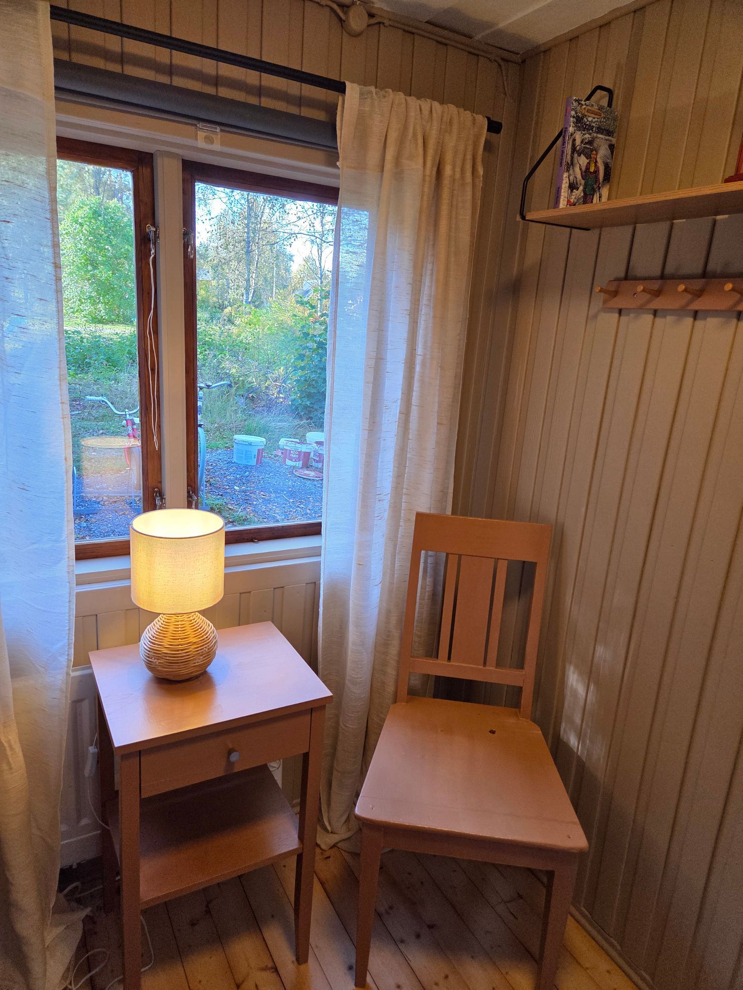 Mysig timmerstuga på gård – bild 5 av 13
