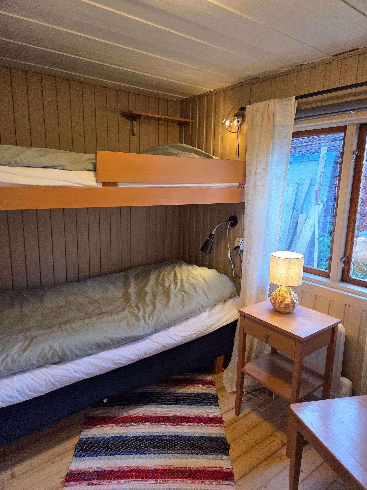 Mysig timmerstuga på gård – bild 4 av 13