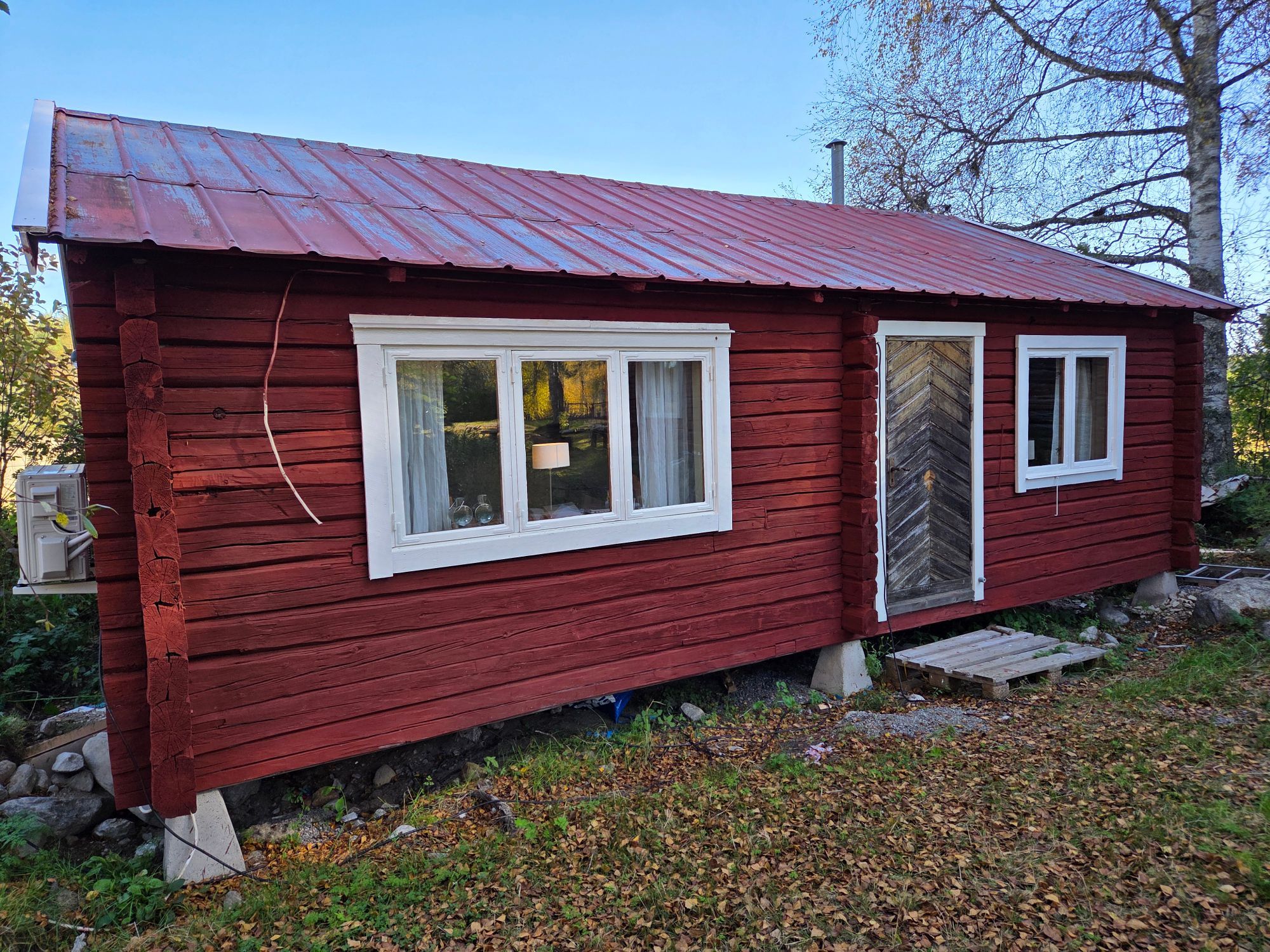 Mysig timmerstuga på gård – bild 10 av 13