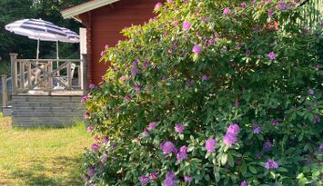 Trevligt skärgårdshus nära vattnet.