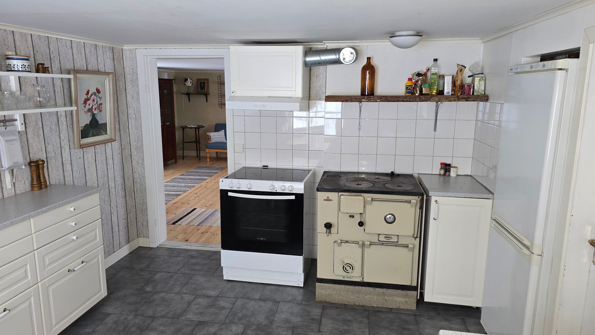 Hel gård från 1790 vid sjö – 2 hus – avskilt läge – bild 5 av 24