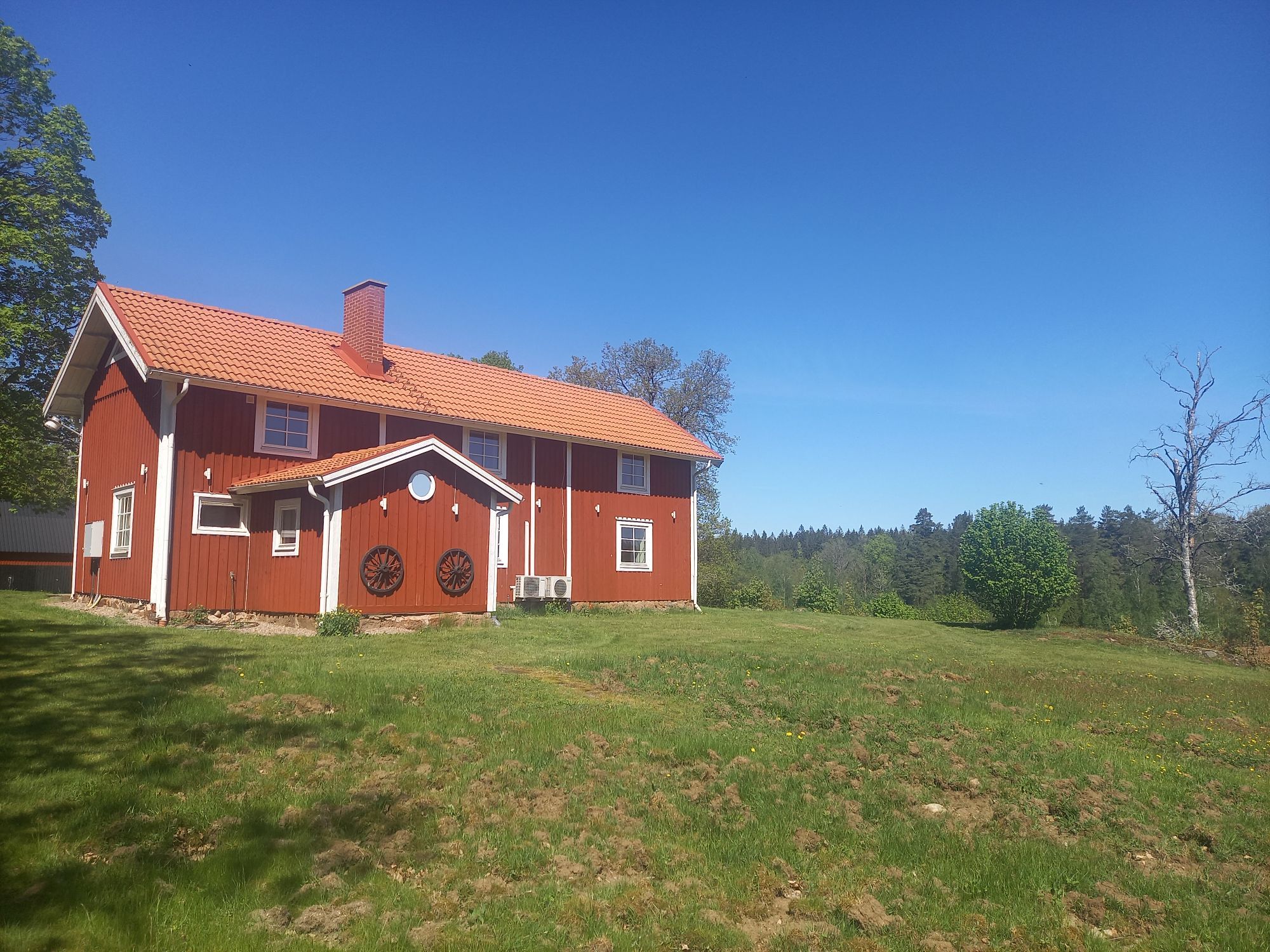 Hel gård från 1790 vid sjö – 2 hus – avskilt läge – bild 7 av 24