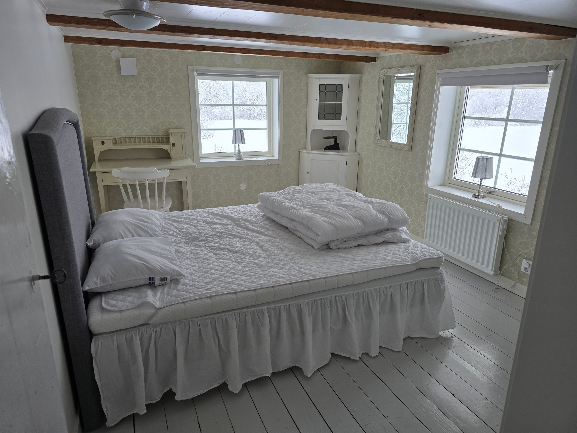 Hel gård från 1790 vid sjö – 2 hus – avskilt läge – bild 13 av 24