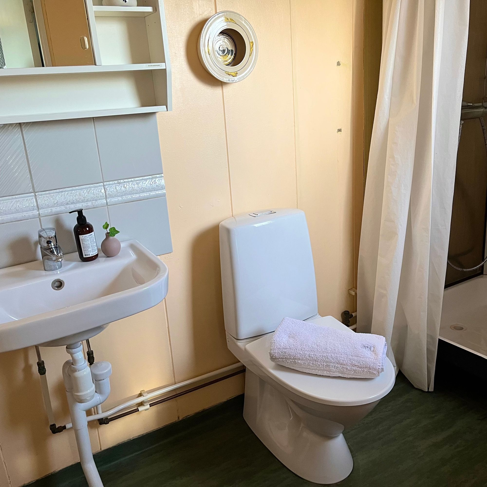 Mysig och havsnära sommarstuga i Kårehamn/Petgärde – bild 7 av 21