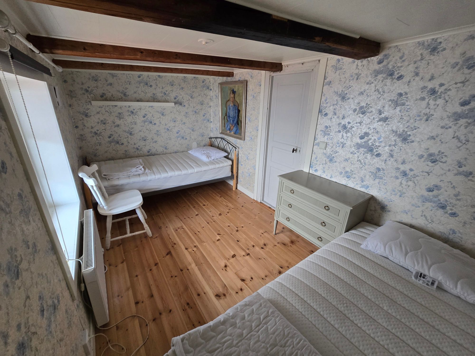 Hel gård från 1790 vid sjö – 2 hus – avskilt läge – bild 15 av 24