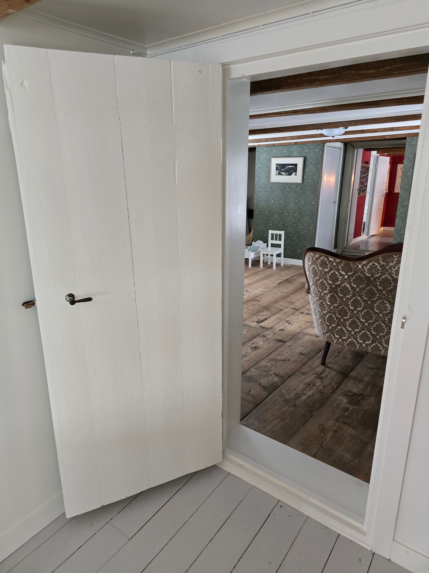 Hel gård från 1790 vid sjö – 2 hus – avskilt läge – bild 12 av 24