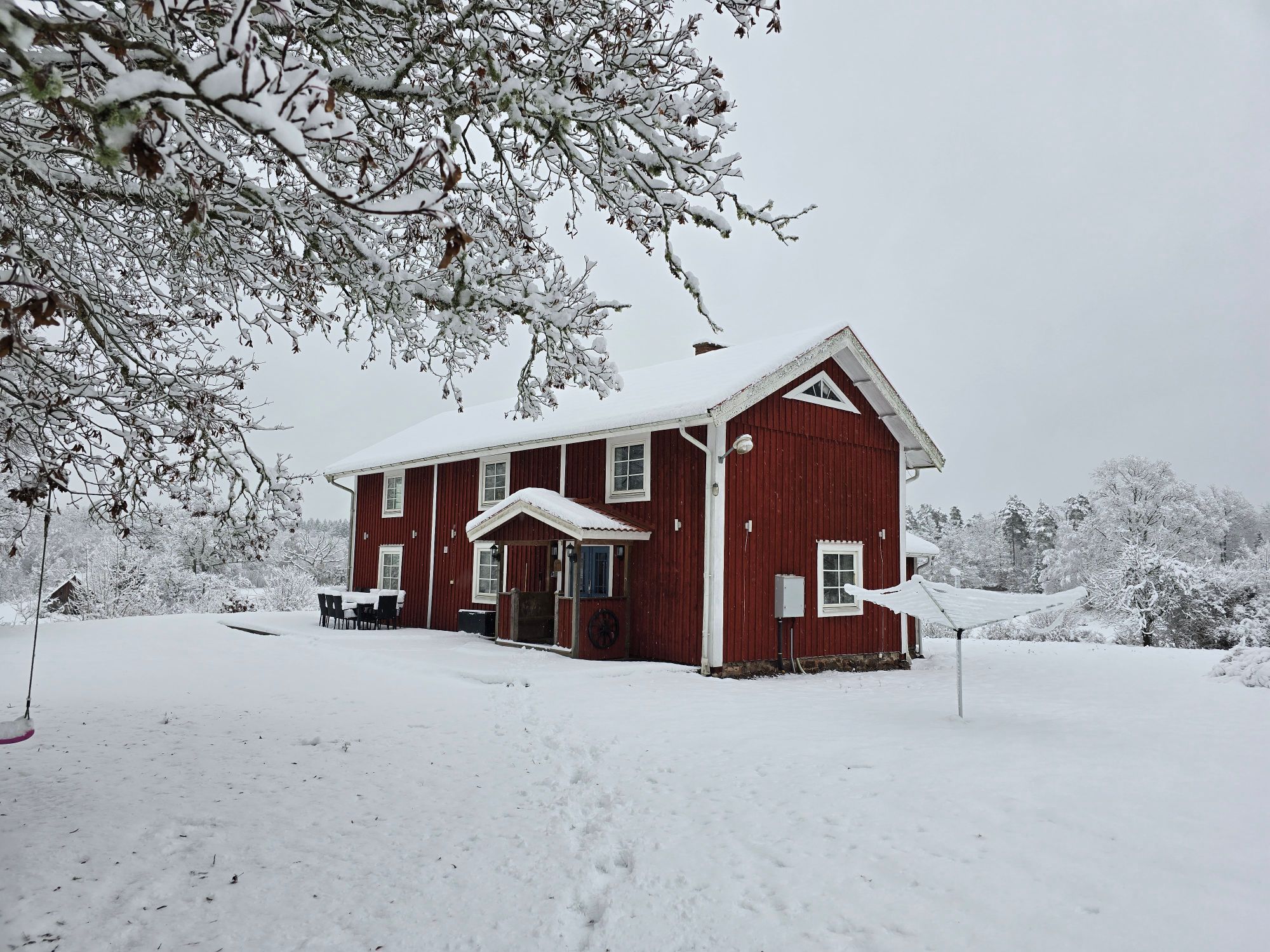 Hel gård från 1790 vid sjö – 2 hus – avskilt läge – bild 11 av 24