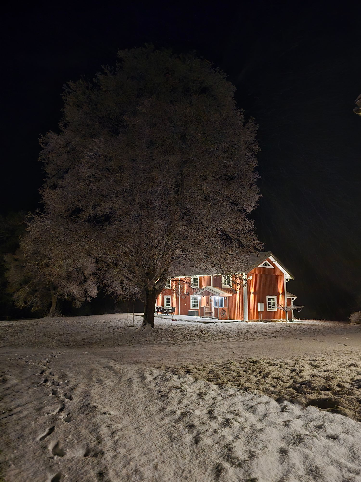 Hel gård från 1790 vid sjö – 2 hus – avskilt läge – bild 10 av 24