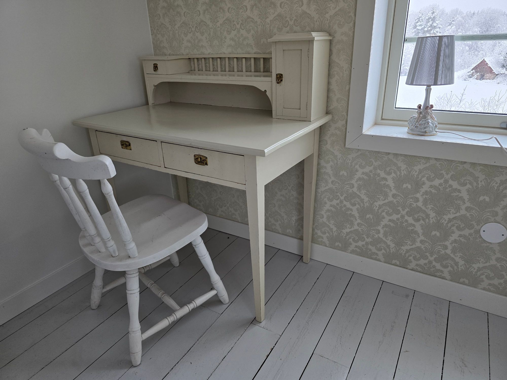 Hel gård från 1790 vid sjö – 2 hus – avskilt läge – bild 21 av 24
