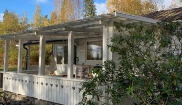 Stuga intill vackra Norasjön.