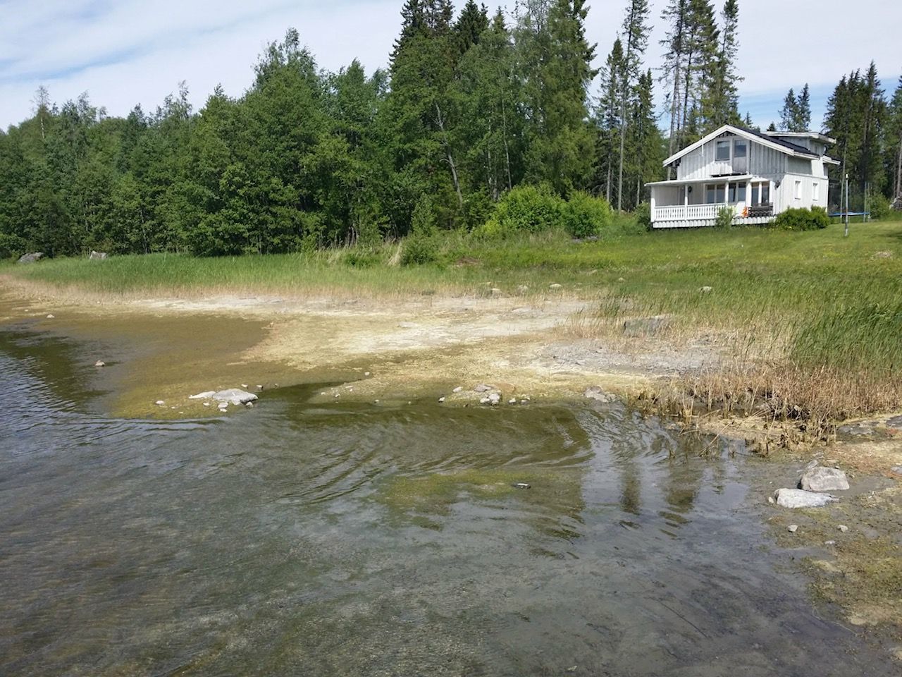 Sommarstuga vid vattnet - lugn och avskild idyll – bild 2 av 7
