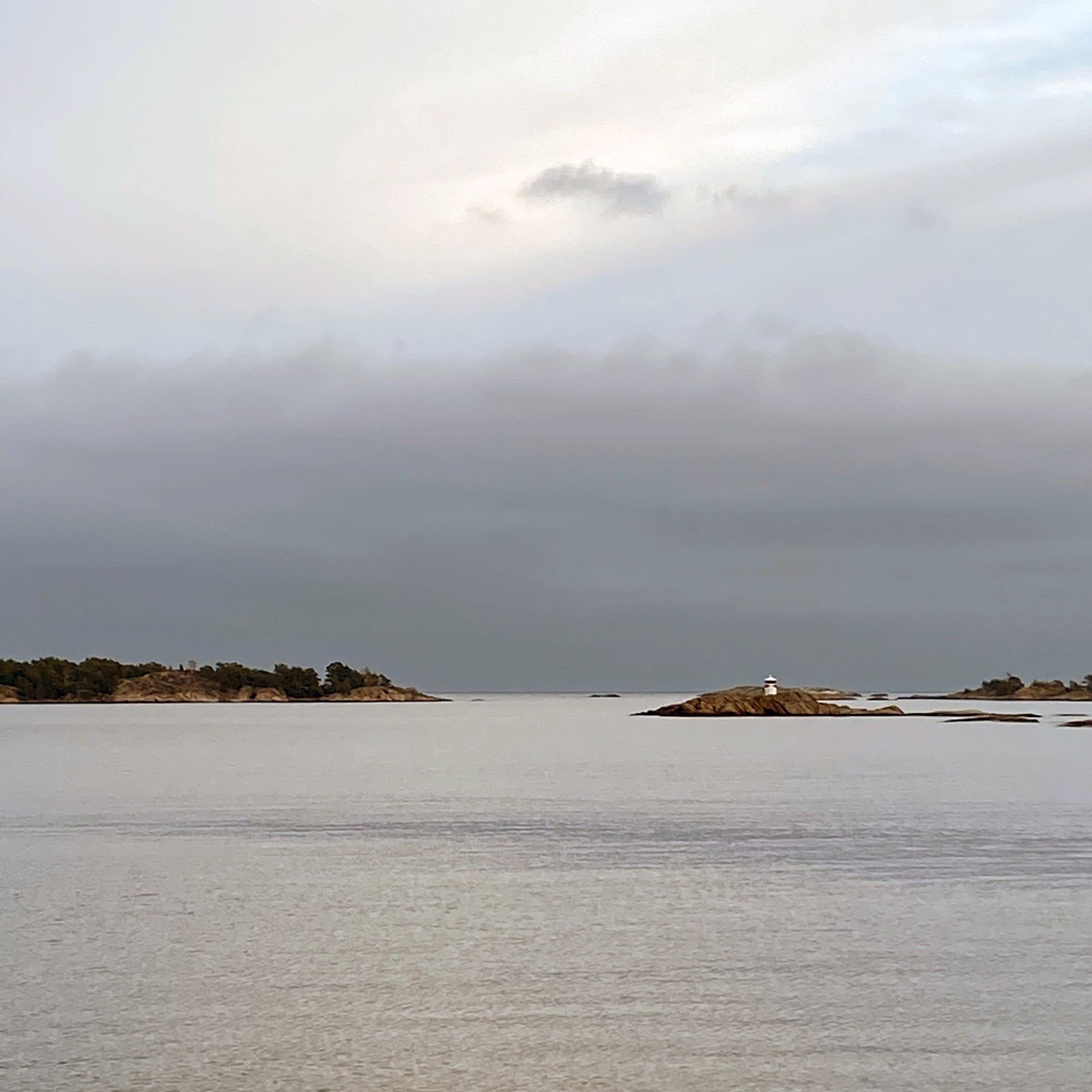 Modernt fritidshus i magisk ytterskärgård – bild 7 av 24