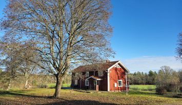 Hel gård från 1790 vid sjö – 2 hus – avskilt läge